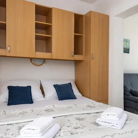 Apartment Apartments By The Sea Igrane, Makarska - 2679 *